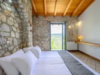 Villa in Crete with Private Pool & Mountain Views -  Ferienhäuser
