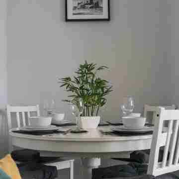 Hawthorn House-Sleeps 4-Pet Friendly-Parking Dining/Meeting Rooms