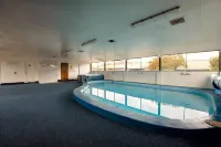 Olde Tudor Hotel - Pools