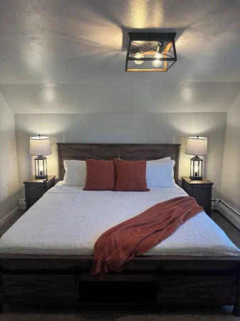 Late Summer Retreat • Firepit • Lake • Downtown! Отели рядом с достопримечательностью «Университет Висконсин в Ошкош»