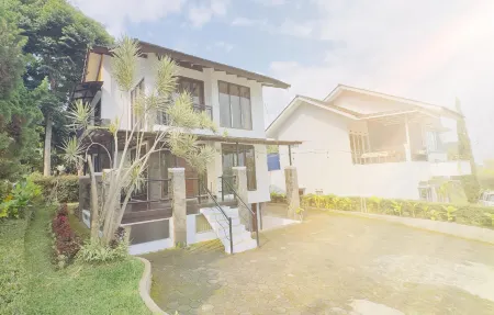 Villa G8 Lembang Отели рядом с достопримечательностью «Taman Kupu-Kupu Cihanjuang»