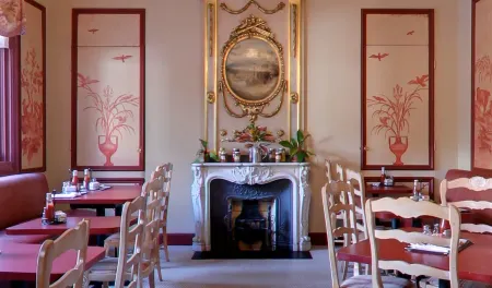 Prince Conti Hotel Отели рядом с достопримечательностью «Центр Морального Конвенции Эрнеста Н»