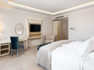 Tresor Le Palais Timisoara, Curio Collection by Hilton