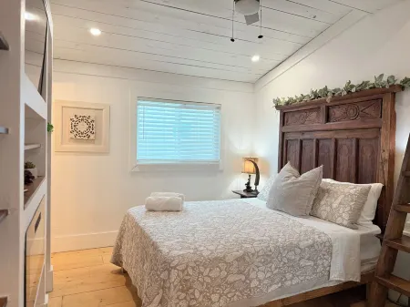 DIRECT BEACH FRONT/4 BED RM/3.5 BATH: 1/2 MILE WALK TO FLAGLER AVE/SLEEPS 11 Отели рядом с достопримечательностью «Marine Discovery Center»