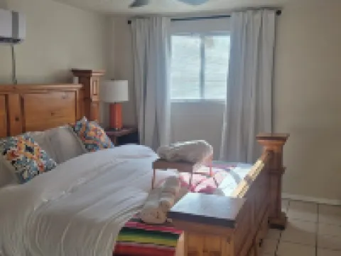 Hacienda de Napoleon. 2 bedroom casita. 1 king and 1 queen. We love pets. โรงแรมในMesilla