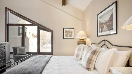 Cloud 9 by AvantStay Located at the Base of Vail Ski Resort w Community Pool Hot Tub