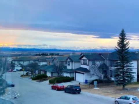 Spacious 2-Bedroom Suite w/ Sauna, Pool & Mountain Views