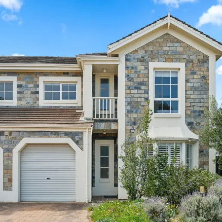 Coastal Luxury: 3-Bed Townhouse 150m from Beach