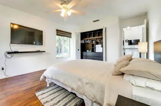 3 Mi to Seaworld! Suburban Home w/ Screened Porch