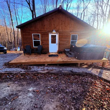 Charming 2-bedroom cabin in enchanting Hocking Hills with WiFi, AC