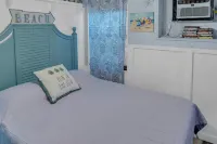 Historic Beach Cottage Steps from Beach. Pet Friendly! Sleeps 5