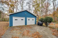 2 Mi to Tims Ford Lake! Cozy Cottage w/ Fireplace - 3-Star