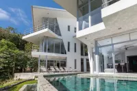 Private Eco-Villa, Prime Central Location, Ocean Views, Wildlife, and Nightlife