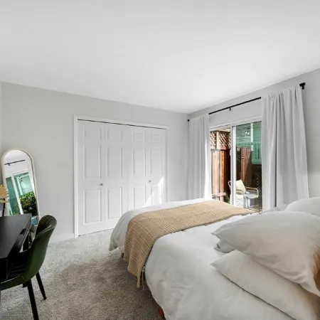 Sunny & Cozy Beach Escape: 5 star Location - Outdoor space