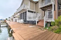 Canal-Front Escape w/ Dock: Walk to Maryland Beach - parcheggio