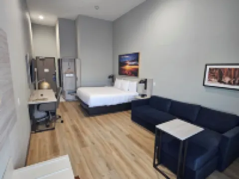 La Quinta Inn & Suites by Wyndham DeSoto Hotels in DeSoto