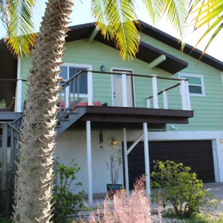 The Avocado House - 10 Foot Deep Pool Peaceful Cul-de-Sac Waterfront Village