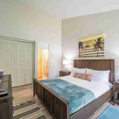 Magnificent Newly Renovated TBay Golf Course Condo Rooms