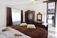 Villa with private pool and garden retreat 住宿飯店