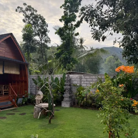 Qchen Cuan Cabin Amed Отели рядом с достопримечательностью «Пляж Амед»