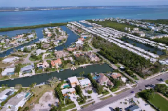 Wonderful Canal Front Condo! See Manatees Right From Your Doorstep!Cabana #10 ロングボート・キーのホテル