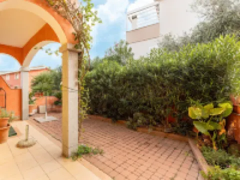 有花園的公寓，距離海邊 300 米