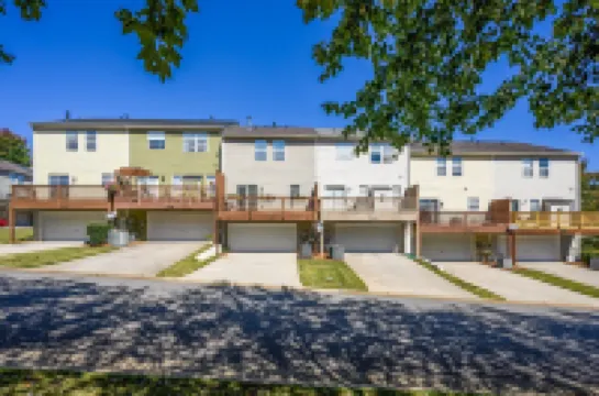 1431 Bay Overlook Dr, Woodstock Hotels in 