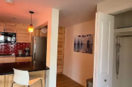 Spacious private king suite steps to DT Banff