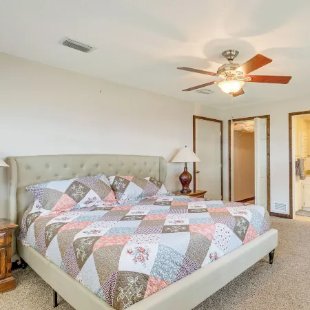 Lakefront & Poolside! Family Retreat in Hernando