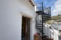 Charming 3-Bedroom Apartment in Scenic Frigiliana - マウンテンビュー