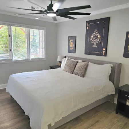 Alan's Apartment - Hot tub, fireplace, located in a quiet corner of Helen.