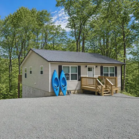 4 Bedroom Lakehouse w/ Hot Tub, Firepit, & Game Room
