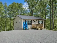 4 Bedroom Lakehouse w/ Hot Tub, Firepit, & Game Room