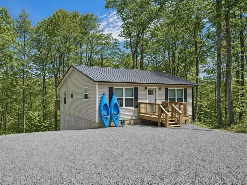 4 Bedroom Lakehouse w/ Hot Tub, Firepit, & Game Room