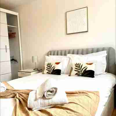 Tranquil Turquoise - 3 Bed House With Parking Rooms