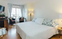 Beach Bliss Oceanfront King Studio! Balcony, Stunning View, Pool, Dock & Hot Tub