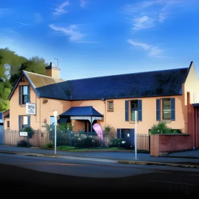 The Mews Motel Отели рядом с достопримечательностью «Река Тамар»