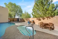 Econo Lodge Inn & Suites - Rooftop Pools