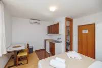 Charming Studio Retreat in Malinska-Dubašnica with Garden View - 3성급