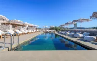 Zefyria Luxury Suites - Swimmingpools