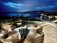 Luxurious 2-Bed Sea-Side Apartment in Saronida - 4-Star
