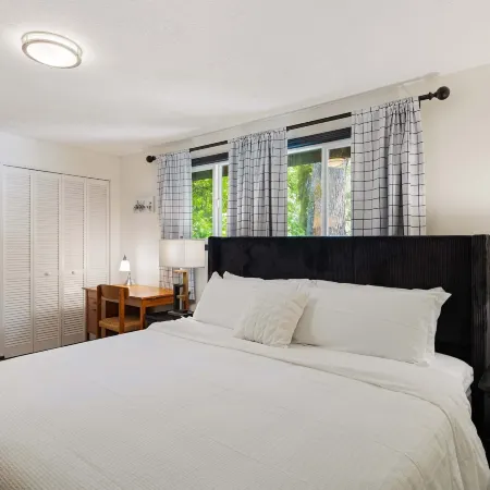 Wake Robin House - Comfortable & Close To Campus 4 Bedroom Home