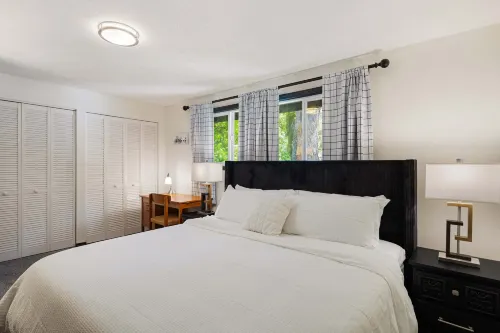 Wake Robin House - Comfortable & Close To Campus 4 Bedroom Home - balcony