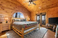 MTN Views Hot Tub Fire Pit Pool Table Games - Hot Tub