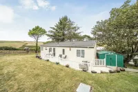 2 Bed Caravan - Sleeps 6 - Pets - Pool - Parking - Villas