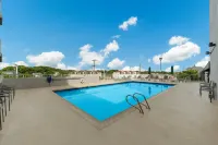 Red Roof Plus+ & Suites Virginia Beach - Seaside - جاكوزي