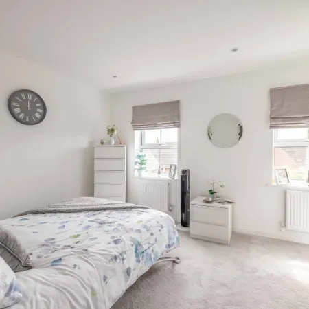 Stylish 3-Bed House in Langley|Drive - By Tempstay
