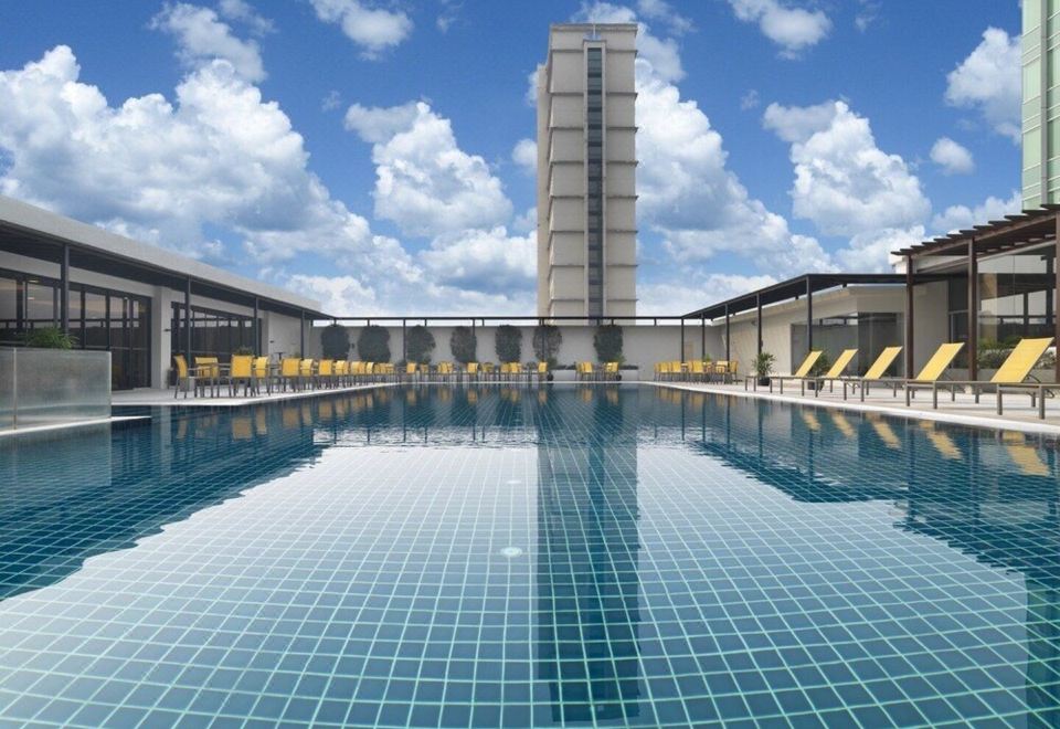 더 불바르 호텔의 실내 수영장