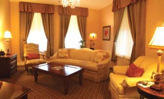 a cozy living room with multiple pieces of furniture , including a couch , chairs , and a coffee table at The Martha Washington Inn and Spa