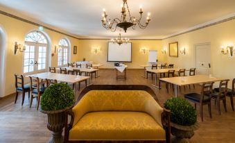 Der Schlosswirt zu Anif - Biedermeierhotel Und Restaurant